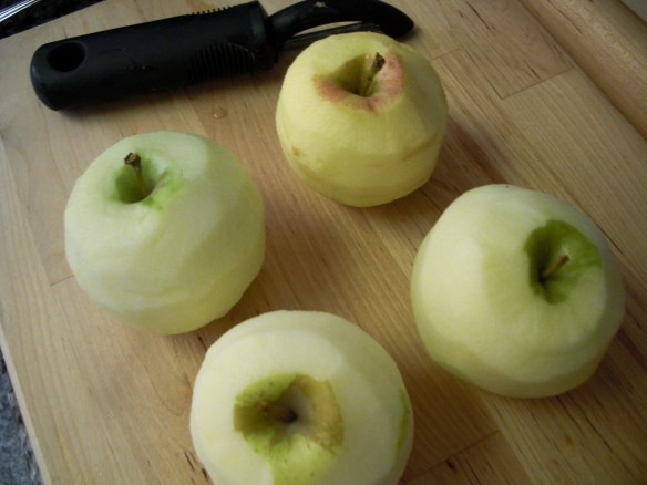 CIMG0661 peeled apples for dumplings